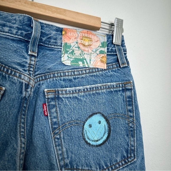 Levi’s 501 Upcycled Denim Jeans Back Smiley Pocket Floral Leather Patch Size 25 - Picture 7 of 10